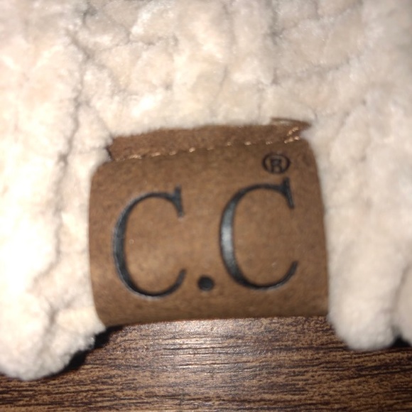 Last One NWT CC BOUTIQUE CHENILLE SCALLOPED HEM POM POM KNIT BEANIE | CREAM - Picture 2 of 6